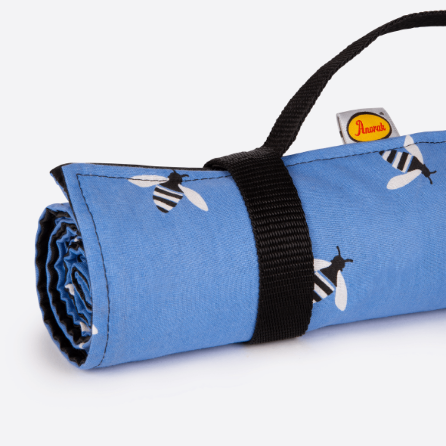 캐리마켓 -  [아노락] Anorak Buzzy Bee Picnic Blanket (Blue)
