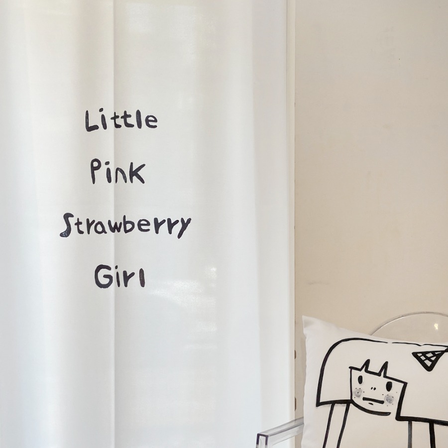 캐리마켓 -  [a.o.b] Little pink strawberry girl lettering curtain